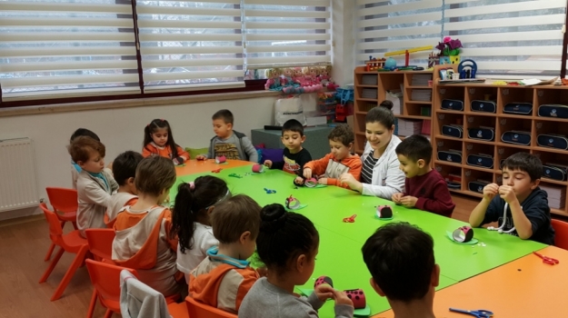 Bahçelievler Okyanus Okul Öncesi Gökkuşağı Grubu Sanat Etkinliği Dersinde