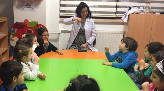 Bahçelievler Okyanus Okul Öncesi Samanyolu Grubu Öğrencileri İngilizce Dersinde