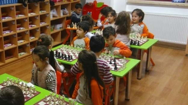 Bahçelievler Okyanus Okul Öncesi Samanyolu Grubu Öğrencileri Satranç Dersinde