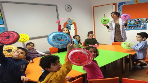 Bahçelievler Okyanus Okul Öncesi Yıldızlar Grubu İngilizce Dersinde Saatleri Öğreniyor