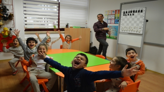 Bahçelievler Okyanus Okul Öncesi Yıldızlar Grubu Satranç Dersinde Eğleniyor