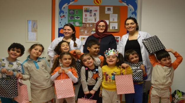 Bahçelievler Okyanus Okulöncesi Yıldızlar  Sınıfı  Aile Katılımı Etkinliğinde Kostüm ve Kukla ile Hikaye  Anlatıyor