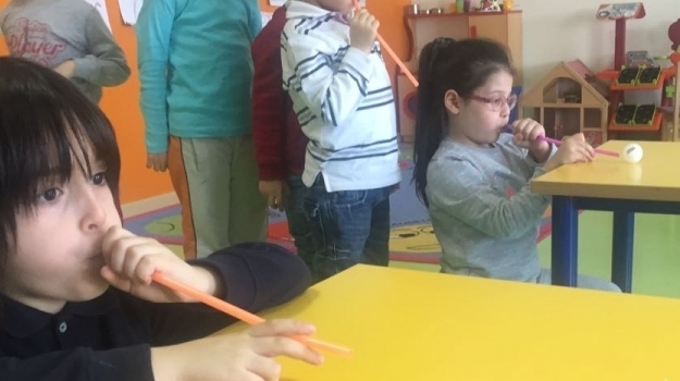 Bahçeşehir Gökkuşağı grubu “pipetle pinpon topu üfleme” oyun etkinliğinde