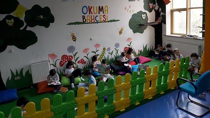 Üstün Zekalılar ve Yetenekliler Okulu Öğrencileri Kitap Okuma Bahçesinde