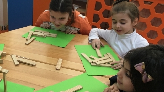 Bahçeşehir Okyanus Üstün Zekalılar 1.Sınıf Öğrencileri Depremin Oluşumunu Öğreniyor