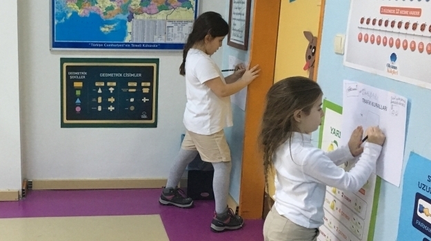 Bahçeşehir Okyanus Üstün Zekalılar 1.Sınıf Öğrencileri Galeri Yürüyüşü Etkinliği Yapıyor