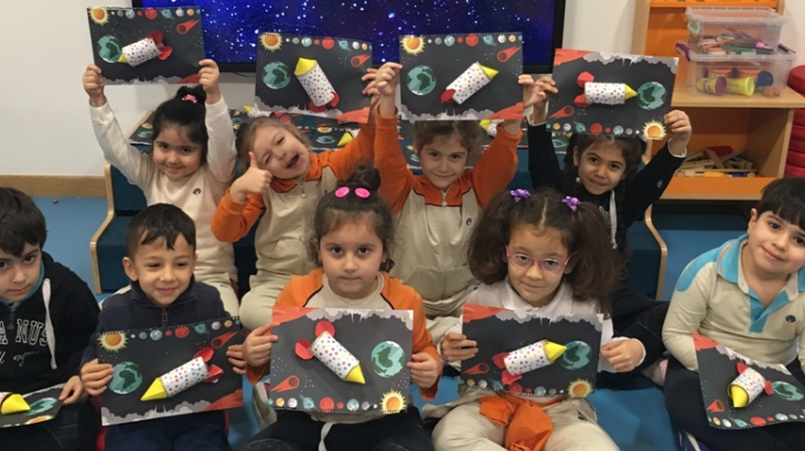 Bayrampaşa Okyanus Koleji Güneş ve Yıldızlar Grubu Bilingual Dersinde “Roly Poly  Space” Hikayesini Okuyup Roketlerini Uzayın Derinliklerine Gönderdi