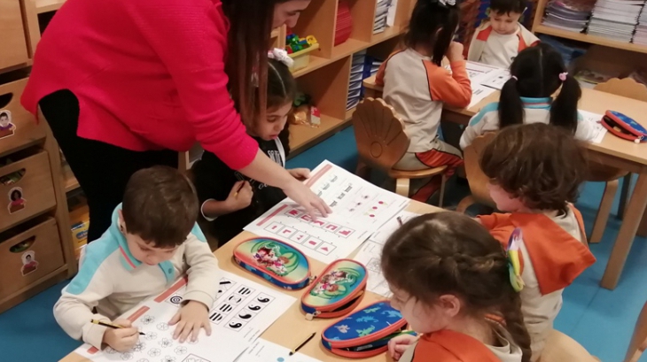 Bayrampaşa Okyanus Koleji Okul Öncesi Güneş Grubu Öğrencileri Okuma-Yazma Hazırlık Dersinde