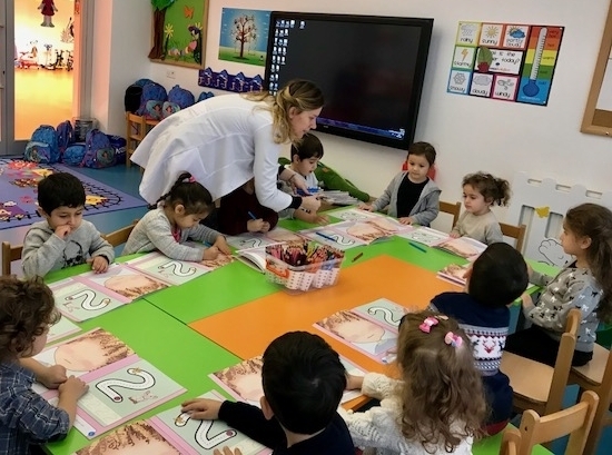 Beykent Okyanus Koleji Çiçekler Grubu Okuma Yazma Çalışması Yapıyor