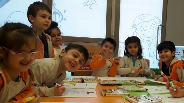 Beykent Okyanus Koleji Okul Öncesi Gökkuşağı Grubu Resim Çalışmasında