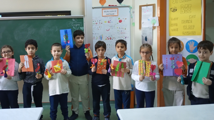 Beylikdüzü Okyanus İlkokulu eTwinning Projesi Kapsamında Projede Yer Alan Okullardaki Arkadaşlarıyla Yeni Yıl Kartı Değişimi Yaptılar