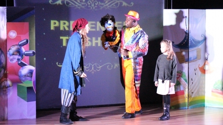 Bornova Okyanus İlkokulu İngilizce Tiyatro Oyununda