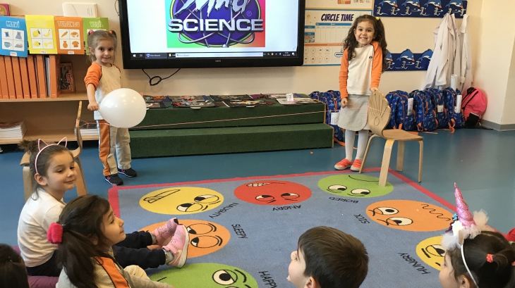 Bornova Okyanus Koleji Balıklar ve Yunuslar Grubu Mad Science Dersinde Deney Yapıyor