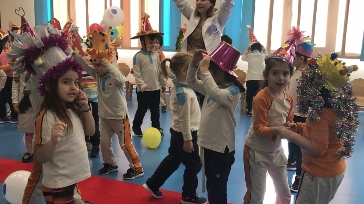 Bornova Okyanus Okul Öncesi Öğrencileri Çılgın Şapka  Partisi ile Yeni Yıla "Merhaba" Dedi
