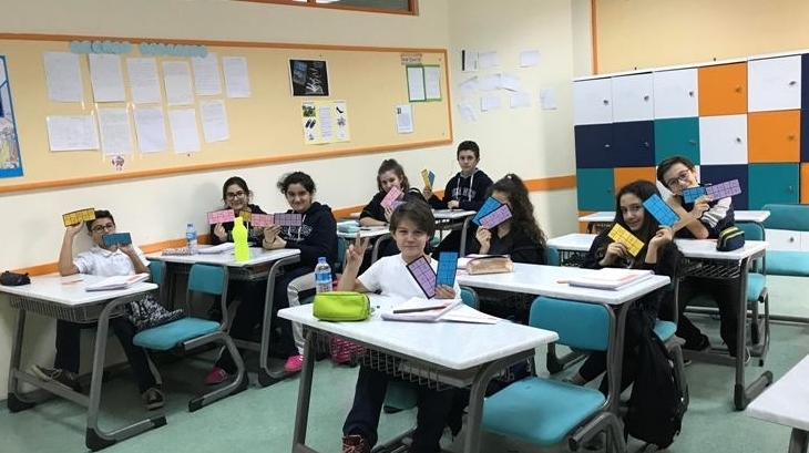 Öğrenciler Fen Dersinde Element İsimlerini Öğrenmek İçin Tombala Oynadılar