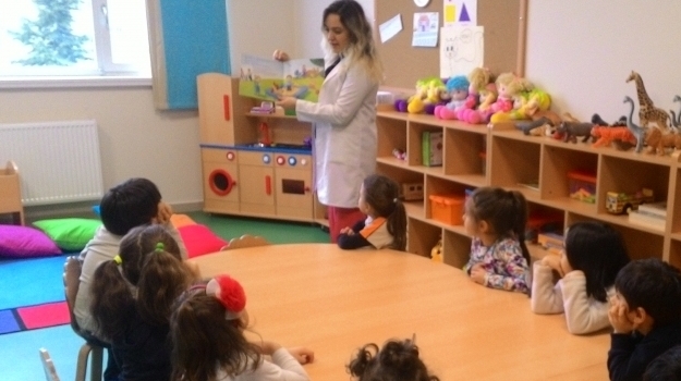 Eryaman Okul Öncesi Güneş ve Çiçekler Grubu Öğrencileri Hikâye Etkinliğinde