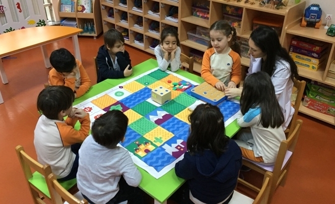 Güneşli Okyanus Koleji Okul Öncesi Gökkuşağı Grubu Kodlama Dersinde