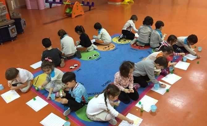 Güneşli Okyanus Koleji Okul Öncesi Gökkuşağı Grubu Öğrencileri Okuma Yazmaya Hazırlık Çalışması Yapıyor