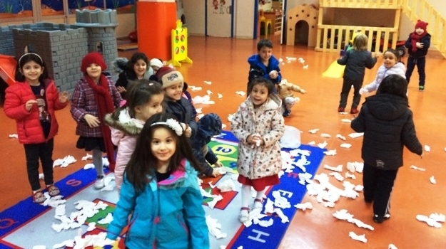 Güneşli Okyanus Koleji Okul Öncesi A Grubu Öğrencileri Kar Partisi Yapıyor