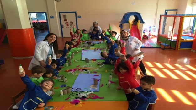 Güneşli Okyanus Koleji Okul Öncesi A Grupları Gökyüzü Tablosu Yapıyor