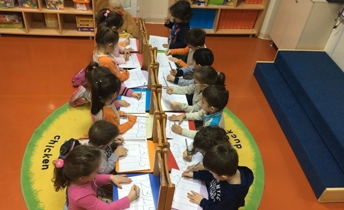 Güneşli Okyanus Koleji Okul Öncesi Balıklar Grubu Okuma Yazma Çalışmasında