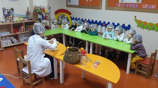 Güneşli Okyanus Koleji Okul Öncesi C Grubu Öğrencileri C Vitamini Partisi Yapıyor;