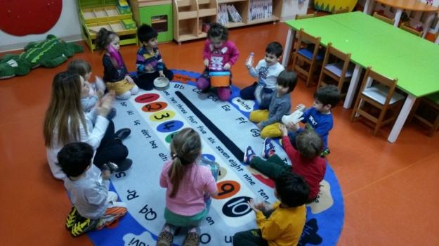 Güneşli Okyanus Koleji Okul Öncesi Çiçekler Grubu Enstrüman Yapıyor
