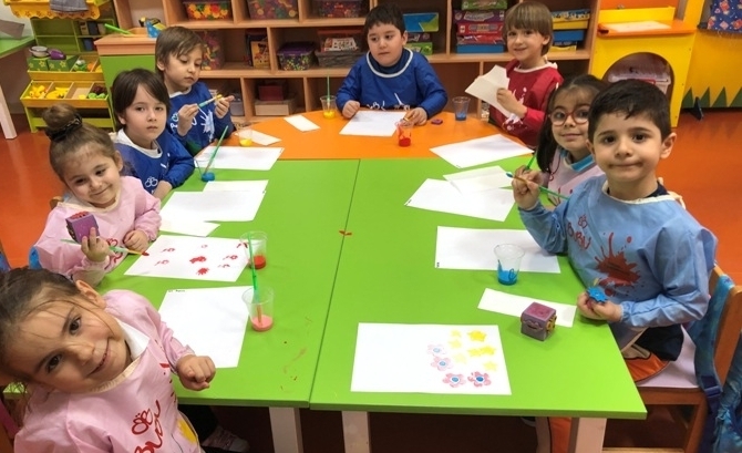 Güneşli Okyanus Koleji Okul Öncesi Gezegenler Grubu Sanat Etkinliği Dersinde