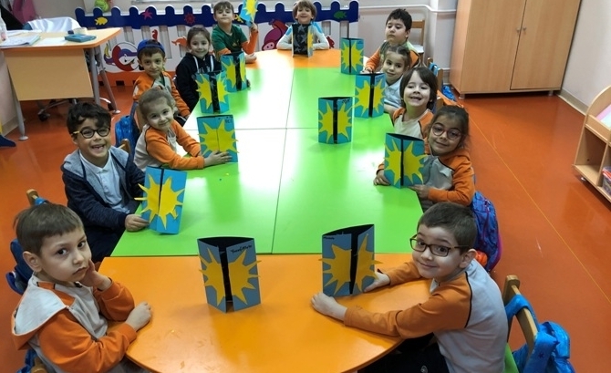 Güneşli Okyanus Koleji Okul Öncesi Gezegenler Grubu Sanat Etkinliği Dersinde
