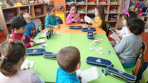 Güneşli Okyanus Koleji okul öncesi Gezegenler Grubu Sanat Çalışması Yapıyor