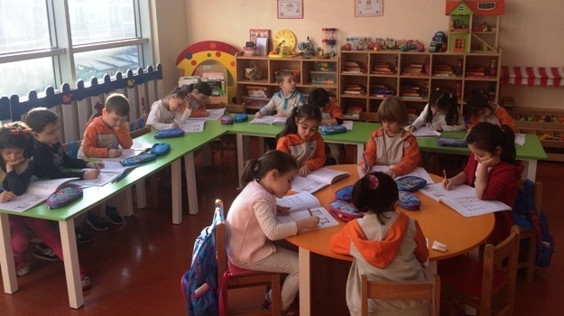 Güneşli Okyanus Koleji Okul Öncesi Gökkuşağı Grubu Okuma Yazmaya Hazırlık Çalışması Yapıyor