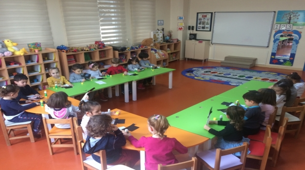Güneşli Okyanus Koleji Okul Öncesi Rüzgarlar Grubu Keseden Kardan Adam Kuklası Yapıyor