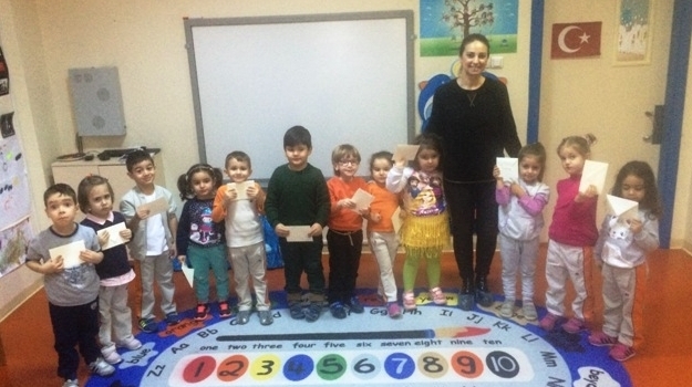 Güneşli Okyanus Koleji Okul Öncesi Yunuslar Grubu Veli Etkinliğinde Yeni Yıl Kartı Yapıyor