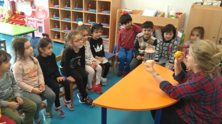 Halkalı Okul Öncesi Yunuslar Grubu Öğrencileri Deney Yapıyor.