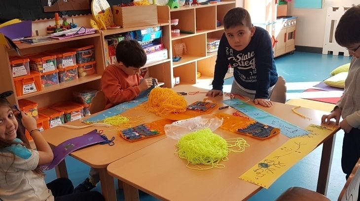 İncek Okul Öncesi Gezegenler Sınıfı Sanat Dersinde Atkı Yaptılar.