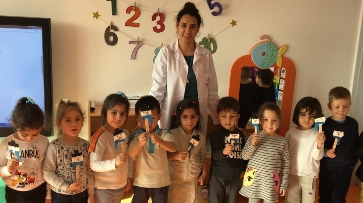 İnciler Sınıfı Sanat Dersinde “Kardan Adam Kuklası” Yapıyor