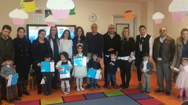 Kemerburgaz Okyanus Koleji Çiçekler Grubu Öğrencileri Karne Alıyor