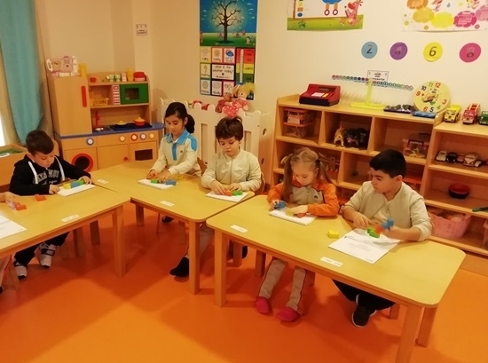 Kemerburgaz Okyanus Koleji Gökkuşağı Grubu Öğrencileri Düşünce Becerileri Dersinde 