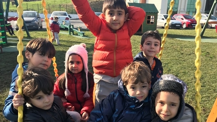 Kemerburgaz Okyanus Koleji Yıldızlar Grubu Öğrencileri  Bahçede Keyifli Zamanlar Geçiriyor