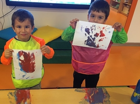 Kemerburgaz Okyanus Koleji Yıldızlar Grubu Öğrencileri Art&Craft Etkinliğinde “Kolay Ebru Çalışması” Gerçekleştirdiler