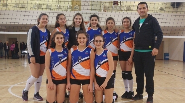 Konyaaltı Okyanus Yıldız Kız Voleybol Takımının Galibiyet Sevinci