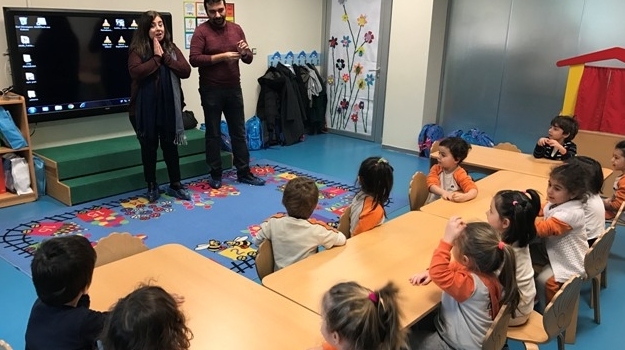 Mavişehir Çiçekler Grubu Aile Katılım Etkinliğinde "Ayakkabı Giyme" Oyunu Oynadılar