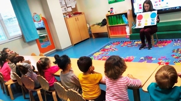 Mavişehir Çiçekler Grubu Aile Katılım Etkinliğinde Ana ve Ara Renkleri Öğreniyor