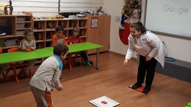 Okul Öncesi Yıldızlar Sınıfı Hemsball Oynamayı Öğreniyor.