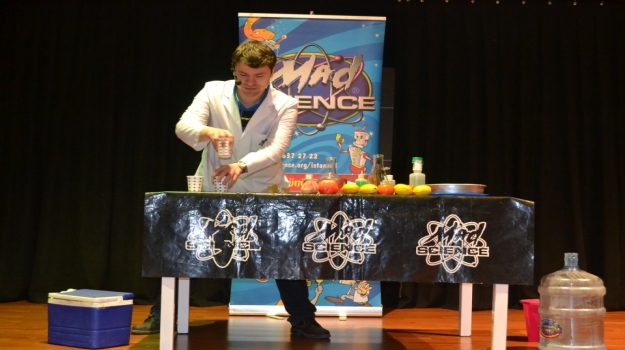 Okyanus Koleji Halkalı Okul Öncesi Öğrencileri Mad Science Bilim Atölyesinde ‘’Meyve Sularının Gizemli Dünyasına’’ Yolculuk Yaptılar.