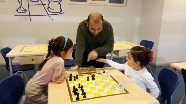 Okyanus Koleji Halkalı Okul Öncesi Yıldızlar Grubu Satranç Dersinde.