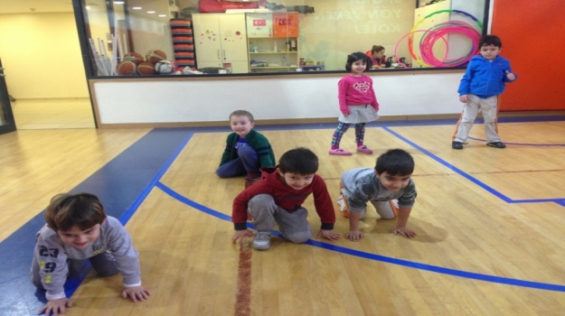 Yıldızlar Grubu Bedensel Koordinasyon Dersinde Heykel Oyunu Oynuyor
