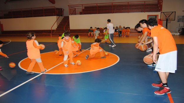 9. Sınıflar'dan Miniklere Basketbol Dersi