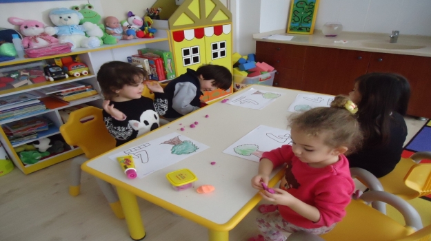 Adana Okyanus Koleji Çiçekler Grubu Hamurdan 4 Rakamını Yapıyor.