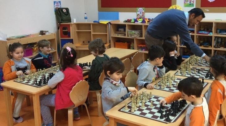 Avcılar Yıldızlar Grubu Öğrencileri Satranç Dersinde